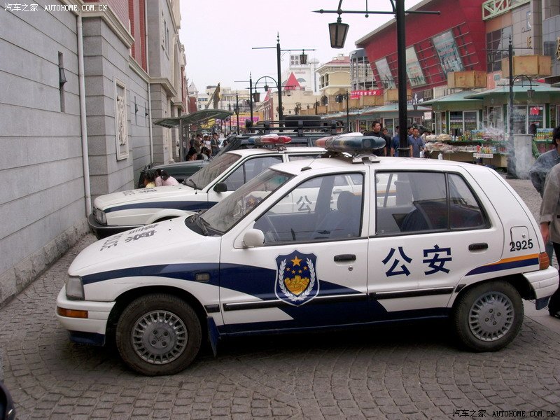 【图】塘沽洋货市场拍到的两箱夏利警车