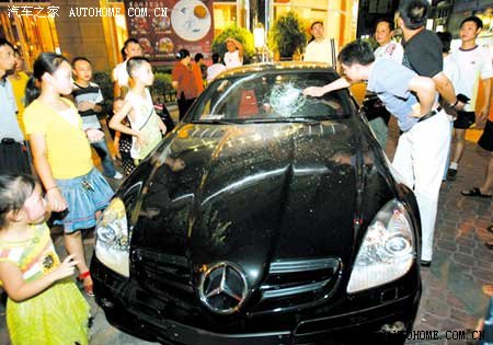 【图】五星酒店掉砖砸中奔驰宝马 车主索赔百