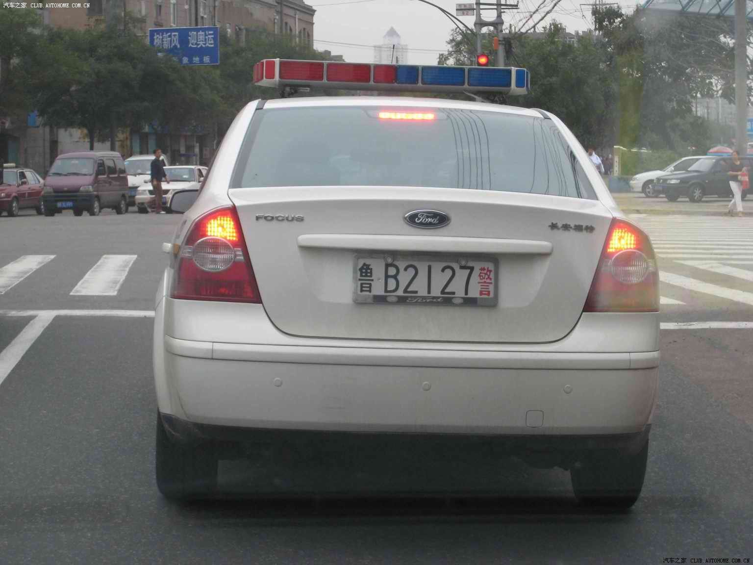 青岛街头福克斯三箱警车