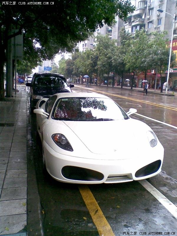 再次拍到白色法拉利