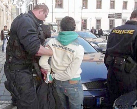 【图】看看捷克警察是如何粗暴对待中国女记者