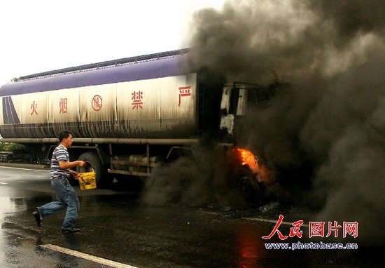 【图】危险!油罐车自燃,消防车被阻,司机打水自