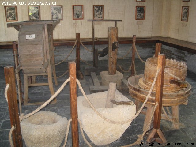 左边是风车,边是稻谷脱壳工具堆(土字旁应为石字旁)和舂.