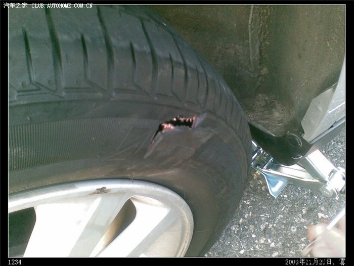 【图】-_-|委屈,质疑交规!【DD被电动车撞爆胎