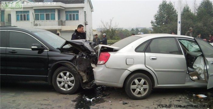 【图】女司机不系安全带命丧。棒子车撞废大众