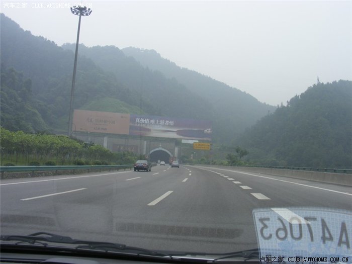到贵州境内速了,贵州  隧道"凉风垭隧道",全长4公里多