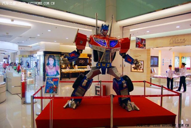 世嘉汽车人亮相南京闹市街头 抢尽变形金刚迷