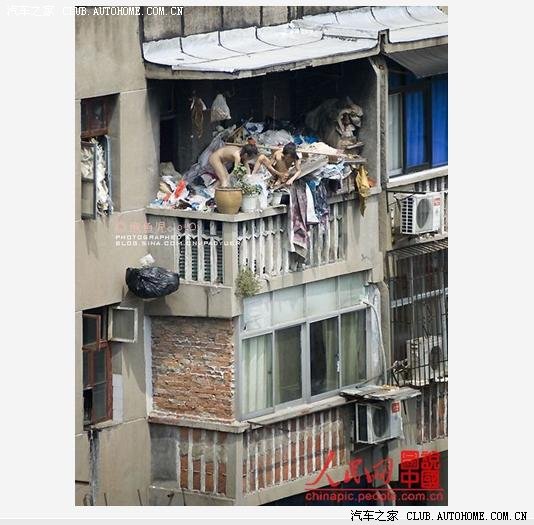 富与贫:童年黑镜头-低保户阳台上的裸身女孩