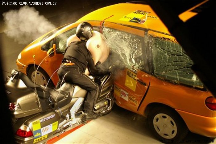 20年的ADAC碰撞试验史 高尔夫对撞沃尔沃XC