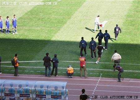 【图】中国男子硬闯山东亚青足球赛 抢走日本