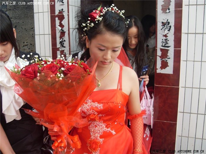 看看漂亮新娘是如何迎娶进家门的!