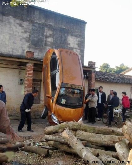【图】轻功哥驾车上房不慎失足 怎么上去的?