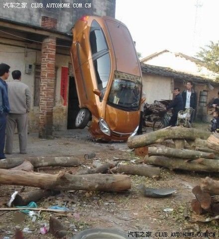 【图】轻功哥驾车上房不慎失足 怎么上去的?