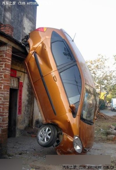 【图】轻功哥驾车上房不慎失足 怎么上去的?