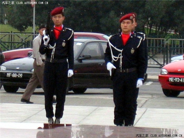 澳门特警们持的可是真家伙啊!不过还好,枪口朝上.