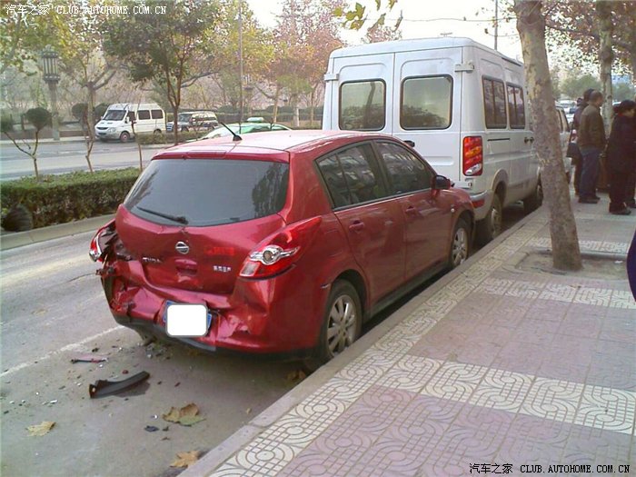 【图】夜半时分,路边停车位内四车连撞,肇事车