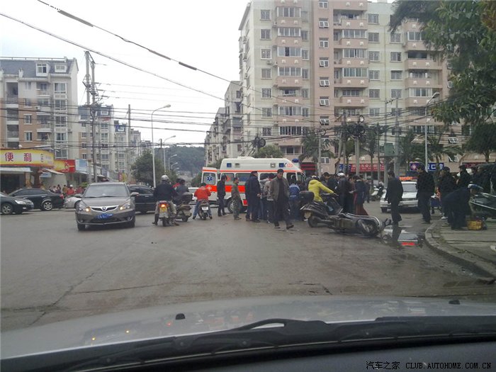 【图】长安悦翔碰撞电动车 第一现场直播