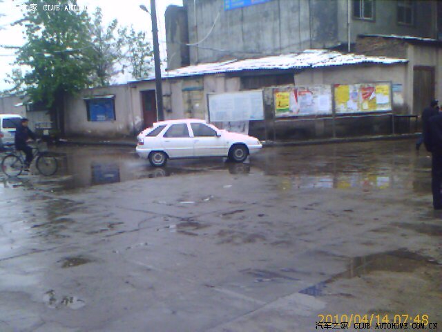 古城西安,一觉醒来发现下雪了,罕见的天气!