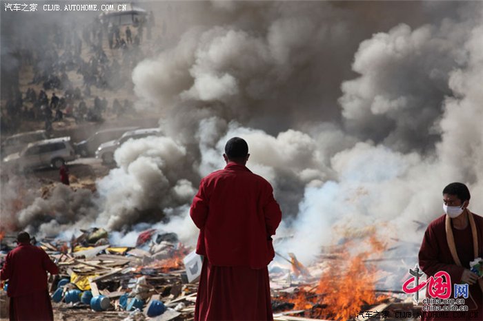 【图】玉树地震上千名遇难者集体火葬 众僧超