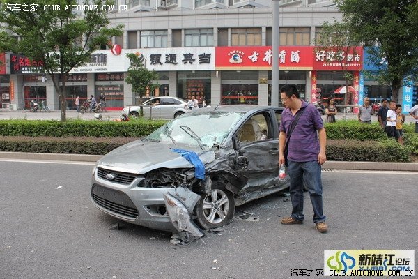 【图】崭新福克斯车祸VS老别克--江苏靖江新渔