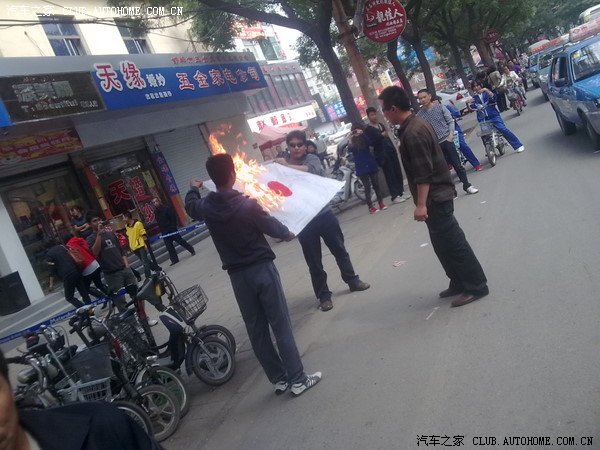 图】超给力的一幕,邯郸人街头焚烧日本国旗,中