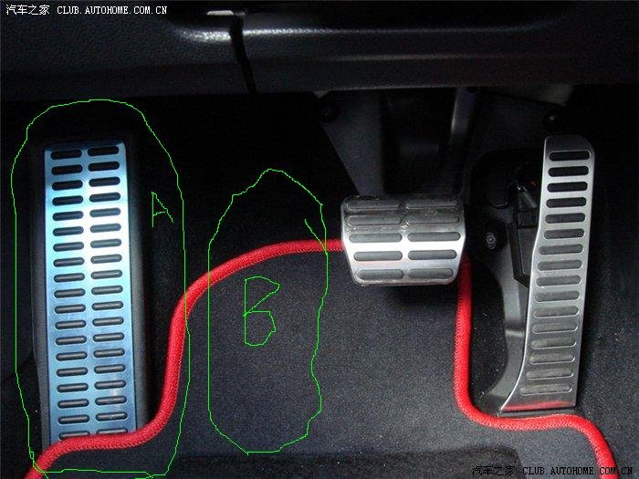 开自动车时左脚是应放在A处,还是B处