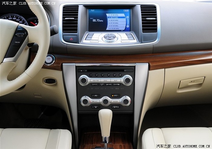 请教大街,谁知道天籁导航卡在车的什么地方啊