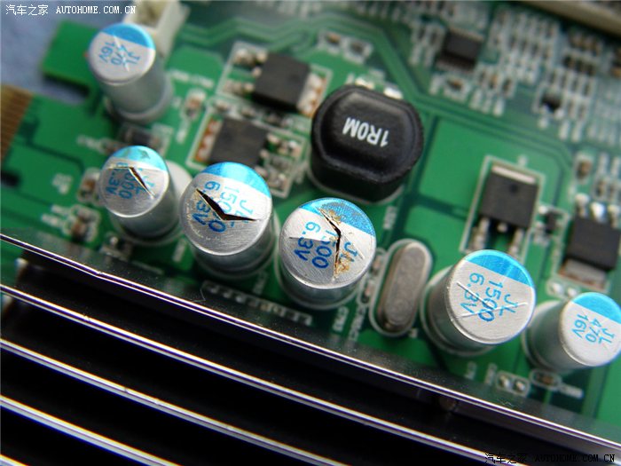 显卡爆电容_显卡电容爆了的原因_显卡爆电容的原因