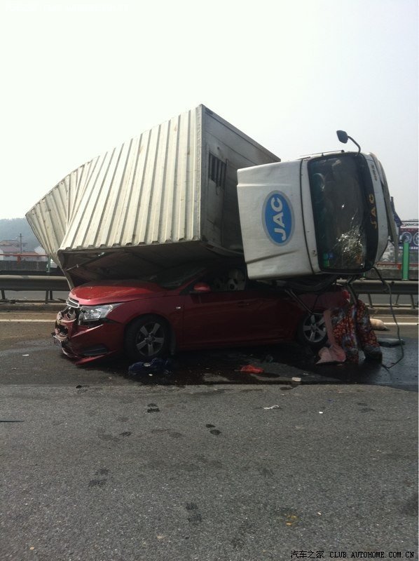 高速车祸货车压轿车,女车主安然无恙发微博!