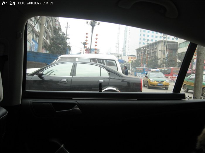 半升窗状态。全升窗状态。里边看外算清晰，前车窗的前车窗半升起全升起