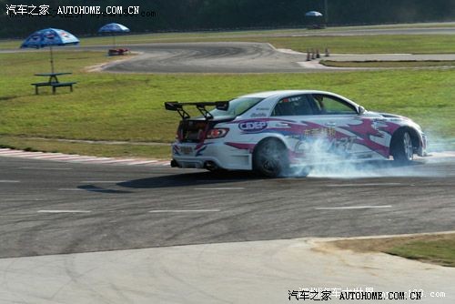 【图】汽车飘移技术怎样练?