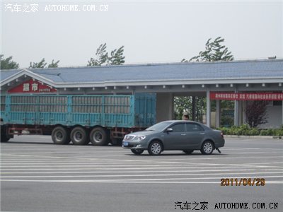 一过荆州长江大桥,在桥南服务区休息