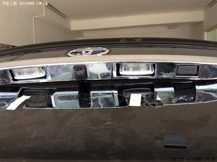 锐志后右牌照灯右边的那个可以按的黑色的按钮