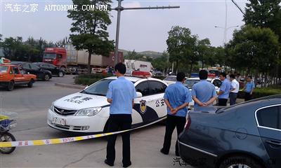 大众4s店被车主封门!警察拉警戒线