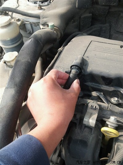 自己动手清洗发动机pcv阀 解决发动机异响