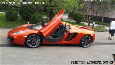 迈凯轮 mp4 12c spider完全秒杀了法拉利458 spider