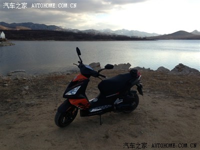 拍了一段标致200i踏板摩托车街道行车视频