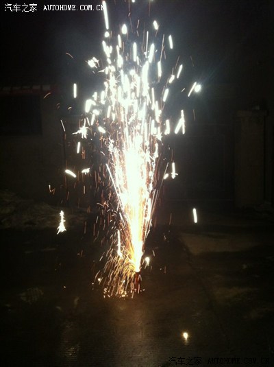 和儿子放烟火,大家新年好