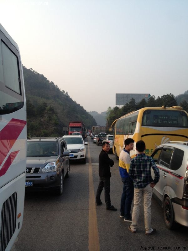 贵毕公路大堵车