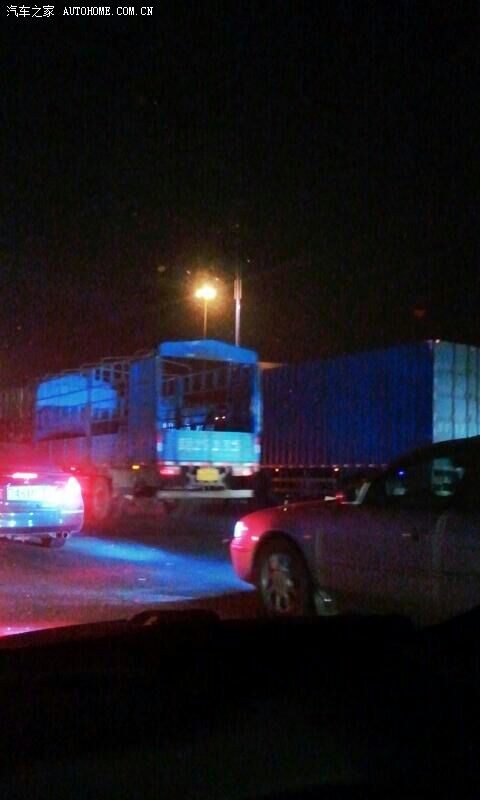 进入浙江,陷在货车堆里了,高速公路收费口堵车