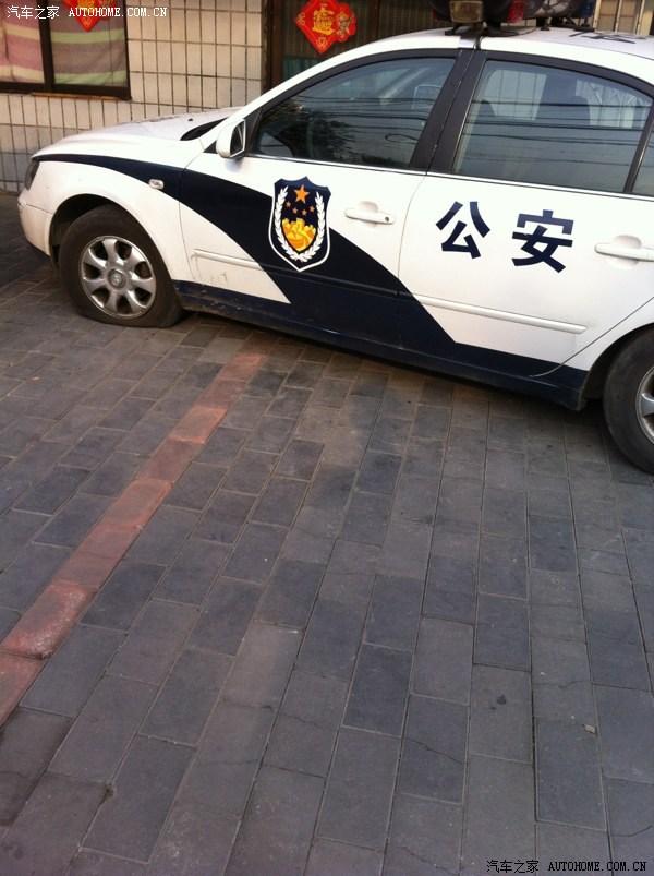 1860 | 回复: 37 北京论坛 警车挡着人家家门口停车,车胎也会被放气的