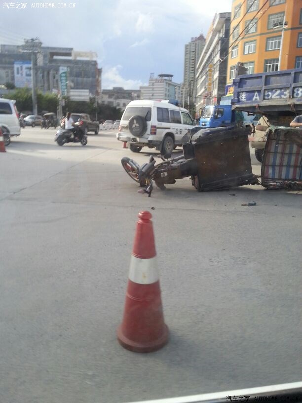 【图】上班路偶遇交通事故(防城)