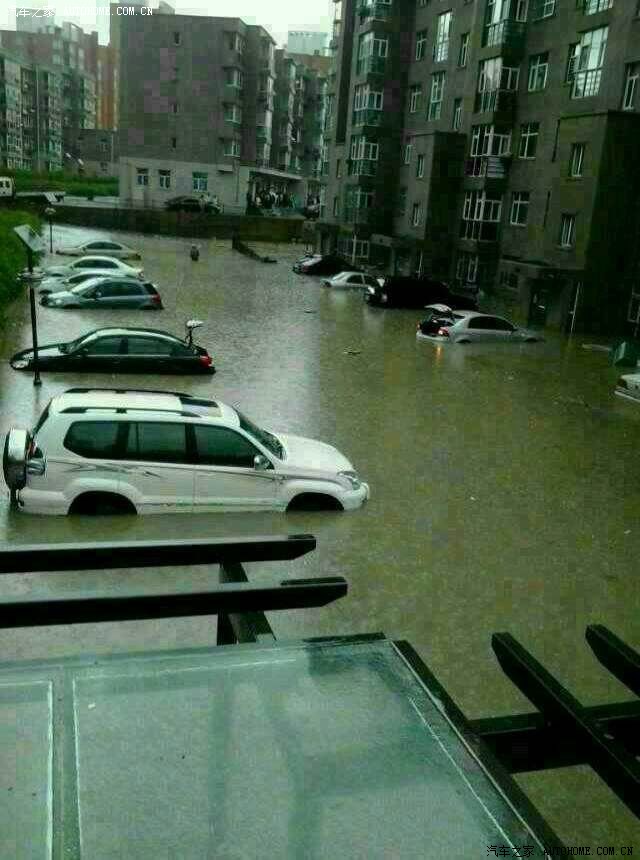 东胜下大暴雨与冰雹了,很多车都遭殃了…
