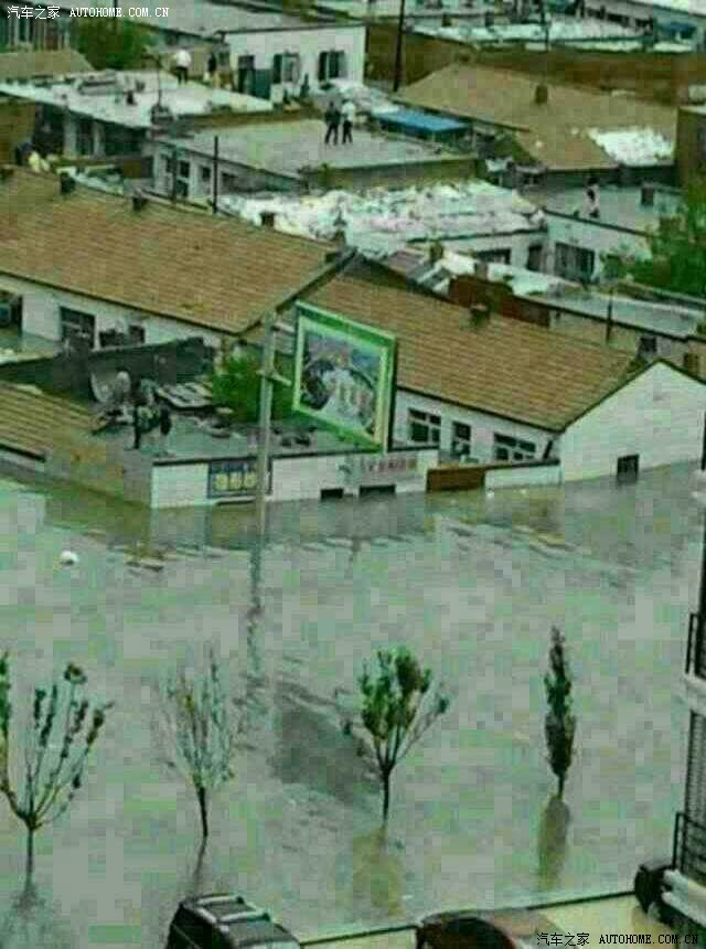 东胜下大暴雨与冰雹了,很多车都遭殃了…