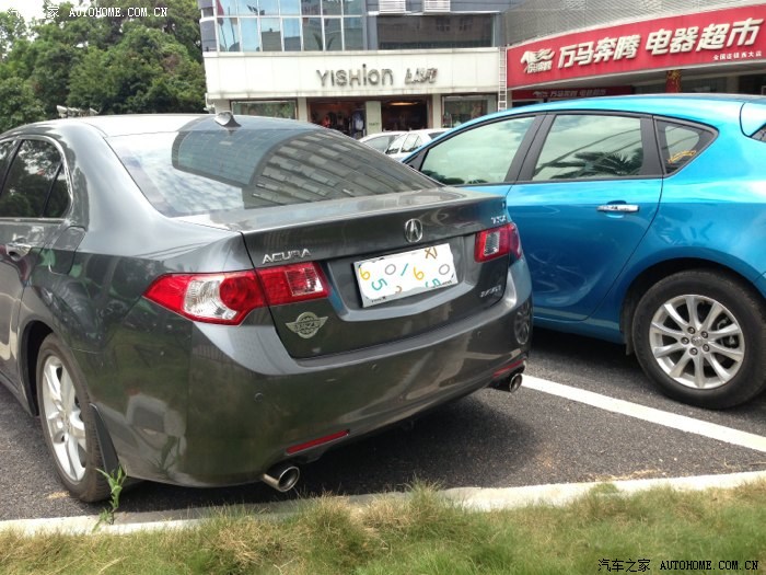 通缉咯。广西大学城市便捷酒店的停车场