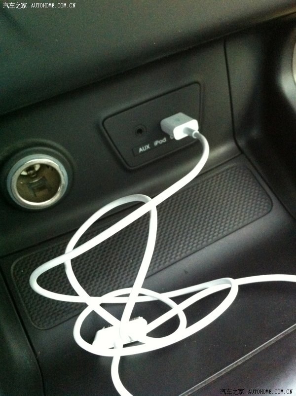 请问大家的iphone直接插车上usb 能听歌吗