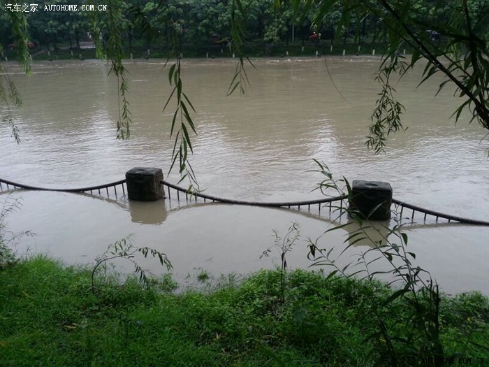 【图】成都看海了,鬼子的车车自动投降了哈,有