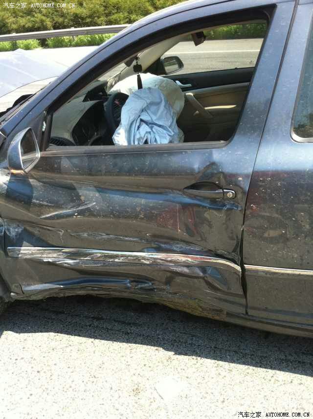 【图】森高速酒驾撞护栏翻滚,人轻伤