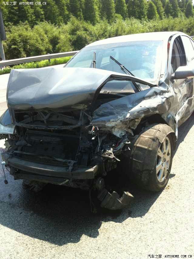 【图】森高速酒驾撞护栏翻滚,人轻伤