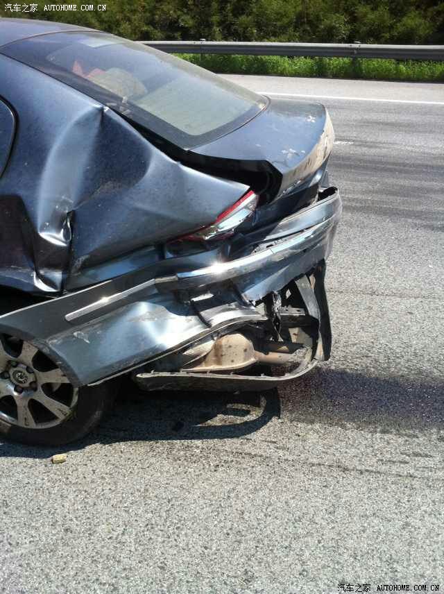 【图】森高速酒驾撞护栏翻滚,人轻伤